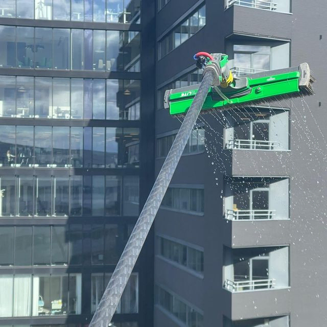 Lift brukes til vask av vinduer utenfor fasade